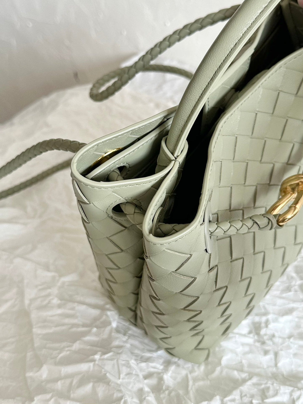 BOTTEGA VENETA SMALL ANDIAMO 25CM LIGHT GREEN LAMBSKIN