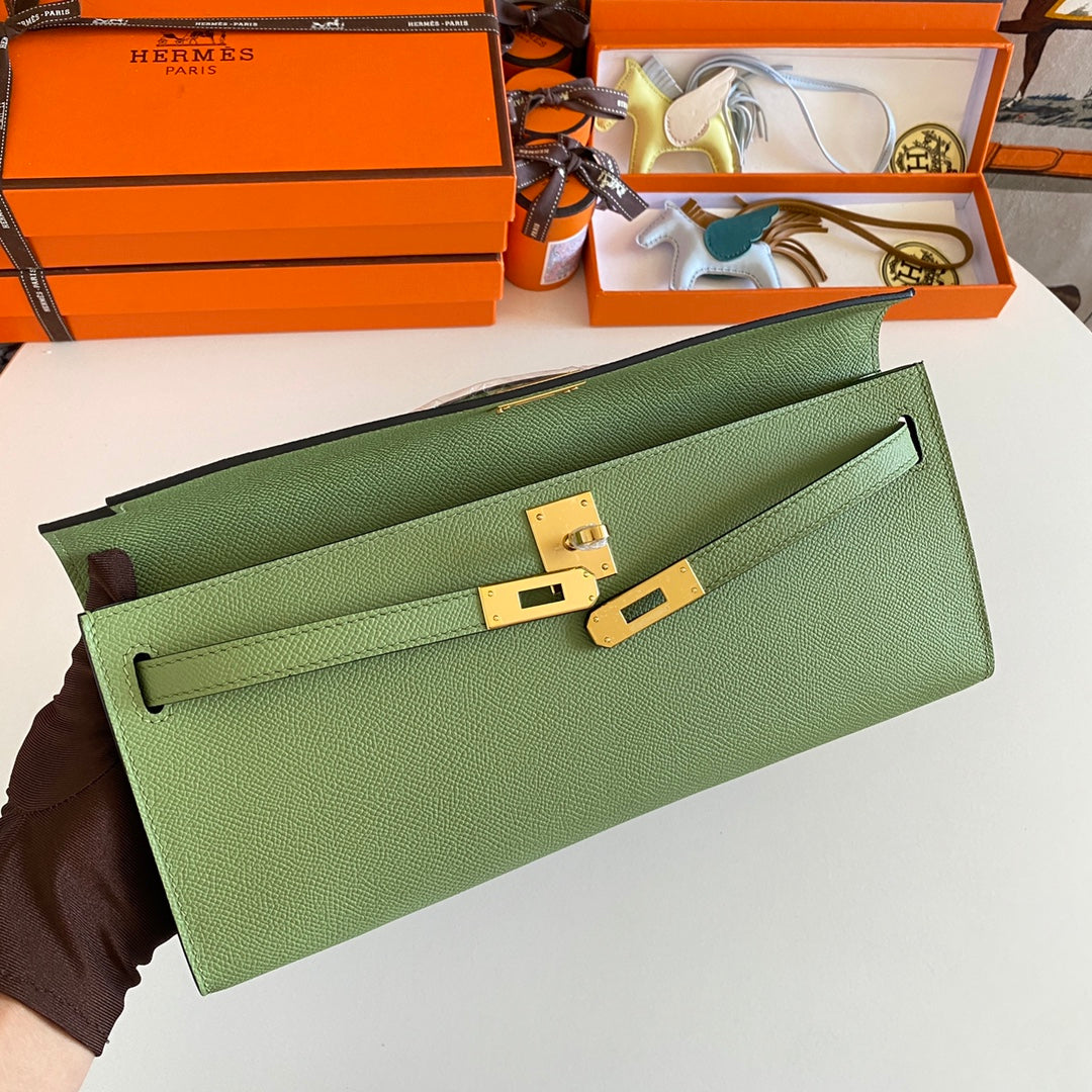 HERMES KELLY CUT 31 IN APPLE GREEN CALFSKIN WITH GOLD HARDWARE