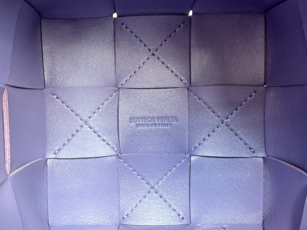 BOTTEGA VENETA SMALL CASSETTE BUCKET 18 IN ULTRA VIOLET CALFSKIN