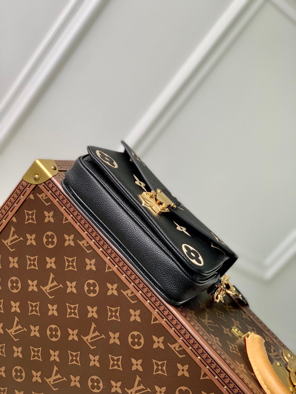 LOUIS VUITTON POCHETTE MÉTIS EAST WEST 21 IN BLACK AND BEIGE MONOGRAM EMPREINTE CALFSKIN EMBOSSED LOGO