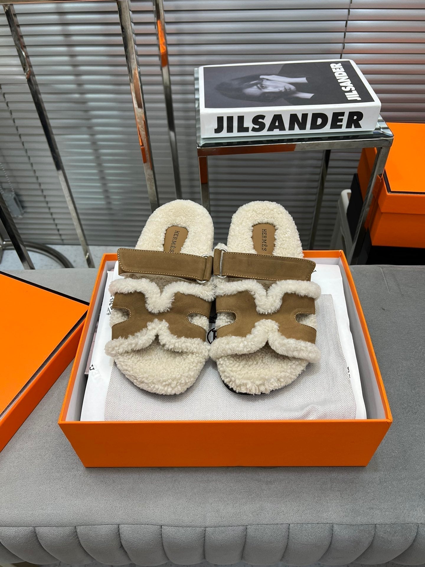 HERMES CHYPRE SLIPPERS IN BEIGE LAMB WOOL AND LIGHT FRENCH BEIGE SUEDE