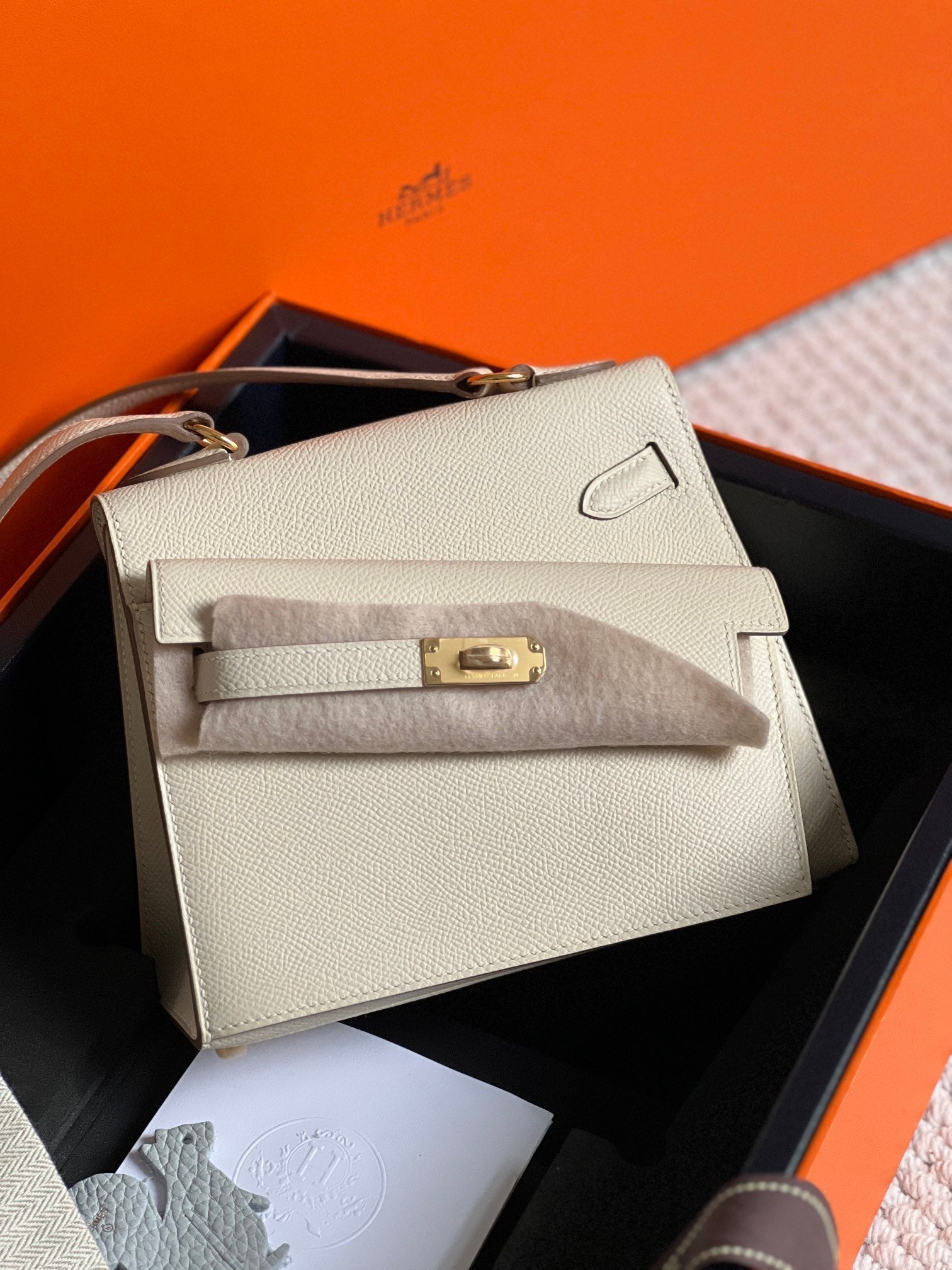 HERMES KELLY DESORDRE 20 IN WHITE EPSOM LEATHER WITH GOLD HARDWARE