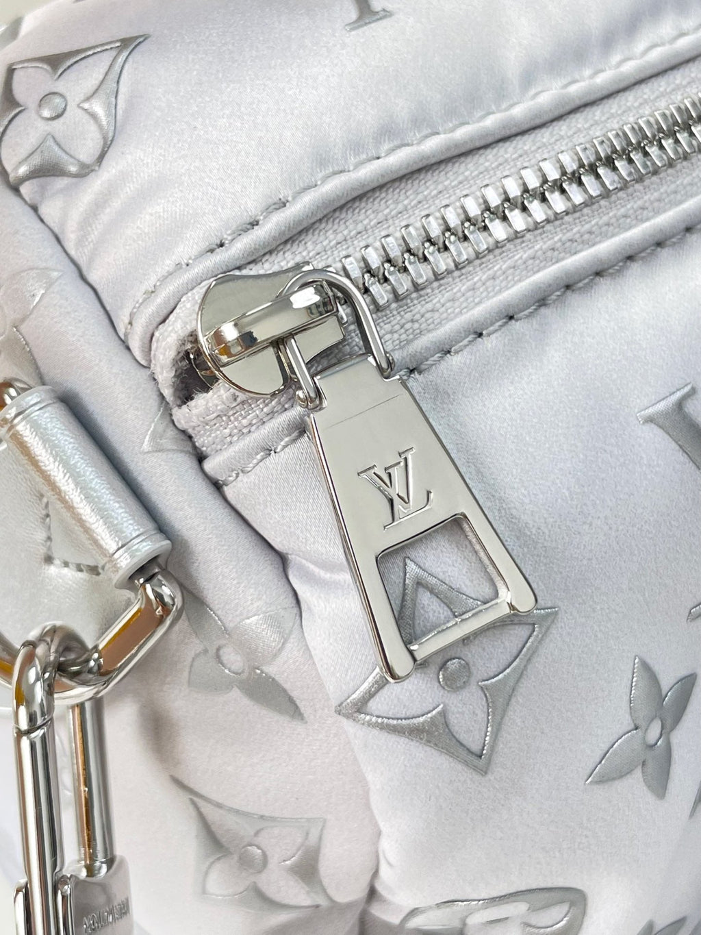 LOUIS VUITTON SPEEDY BANDOULIÈRE 25 IN GRADIENT SILVER MONOGRAM NYLON SILVER HARDWARE