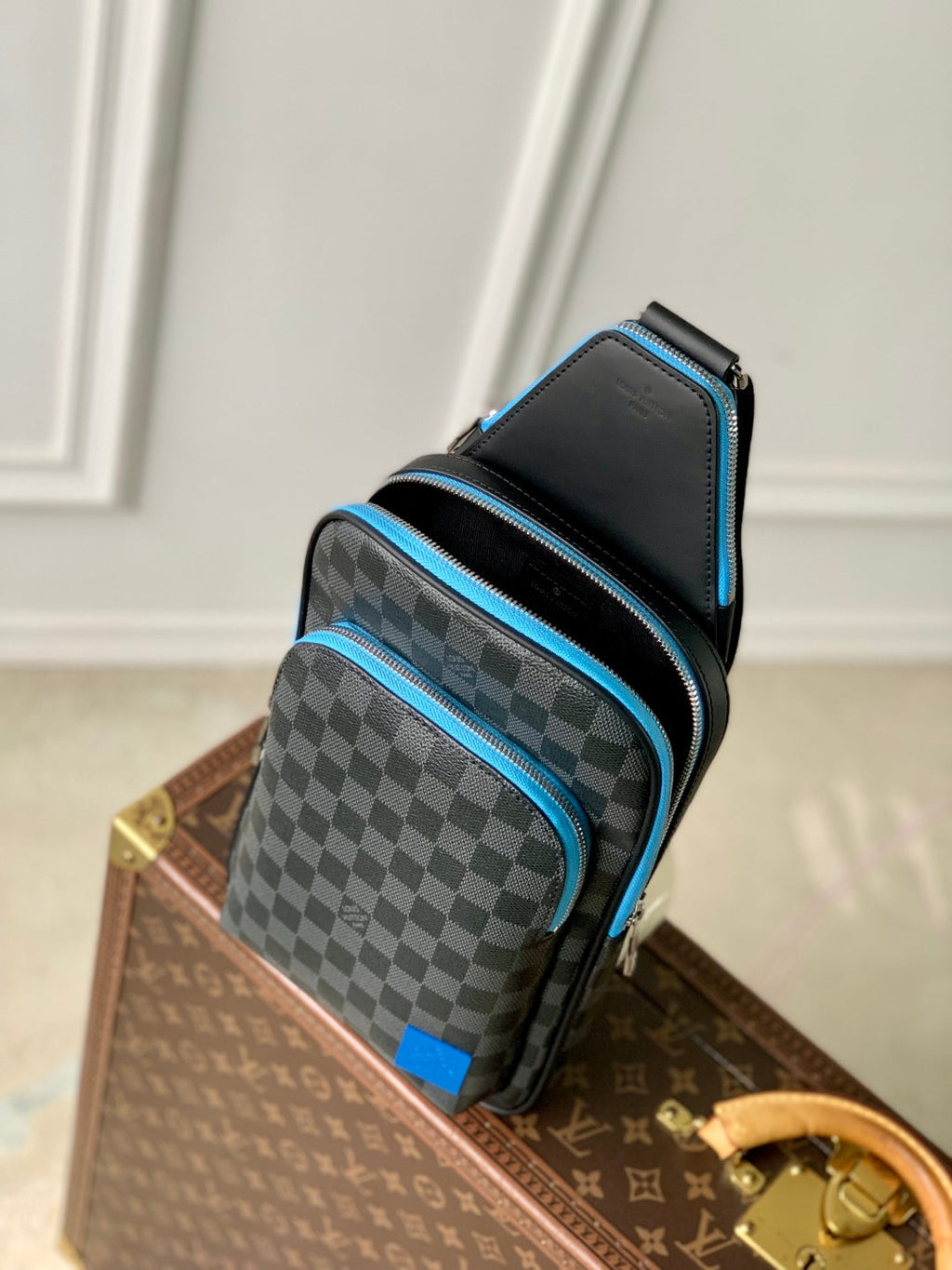 LOUIS VUITTON AVENUE SLINGBAG 31 IN BLACK AND GREY DAMIER GRAPHITA CANVAS CALFSKIN