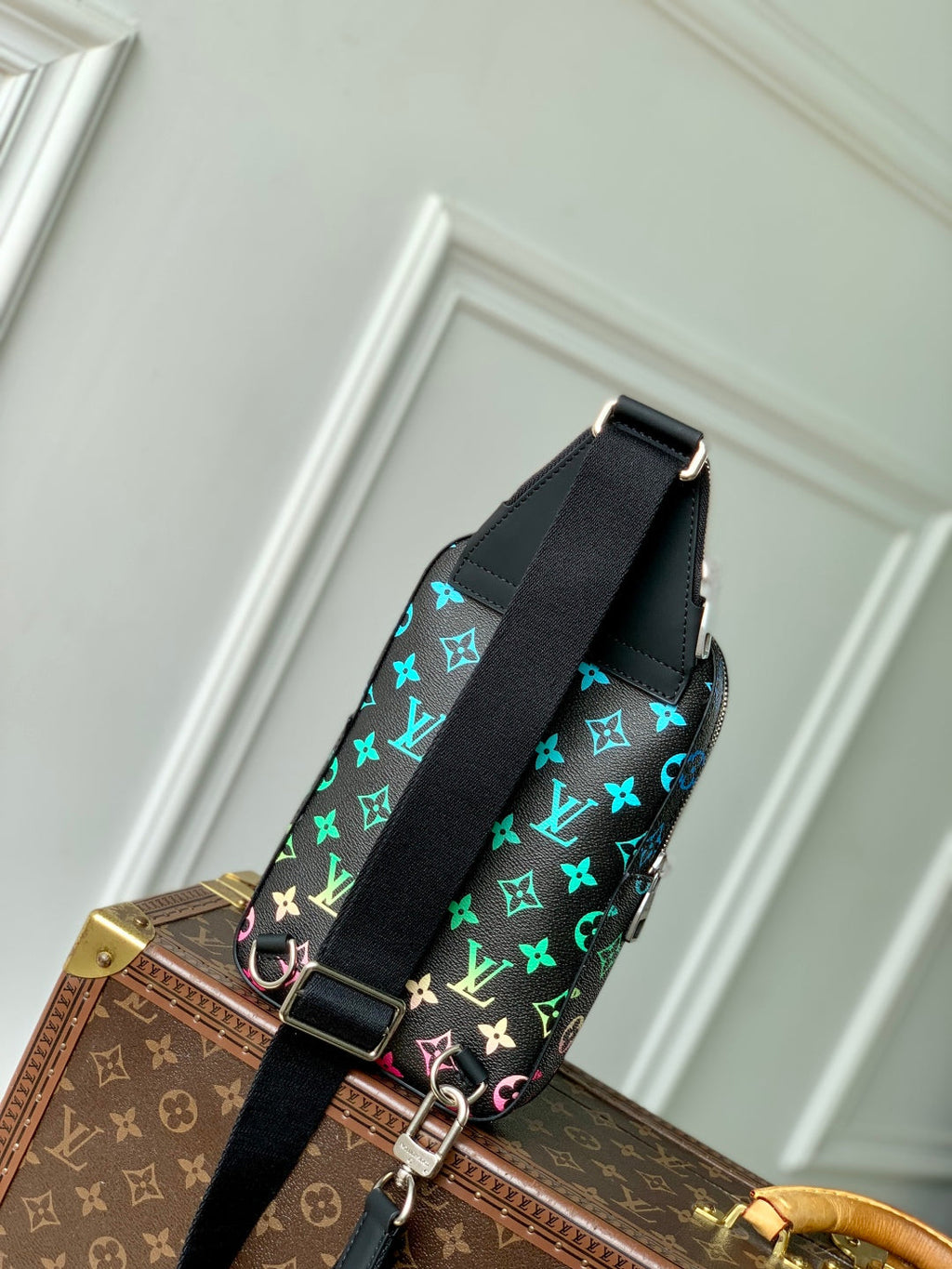 LOUIS VUITTON AVENUE SLINGBAG 18 IN BLACK MONOGRAM ECLIPSE CANVAS MULTICOLOR GRADIANT LOGO