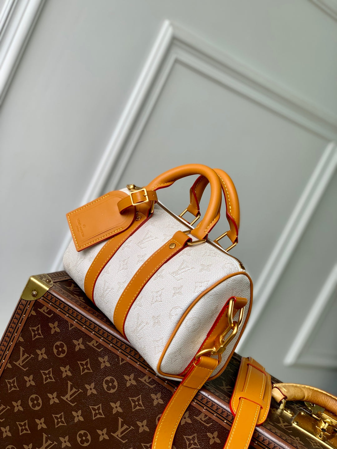LOUIS VUITTON KEEPALL BANDOULIÈRE 25 IN WHITE MONOGRAM HERITAGE CANVAS BRWON CALFSKIN