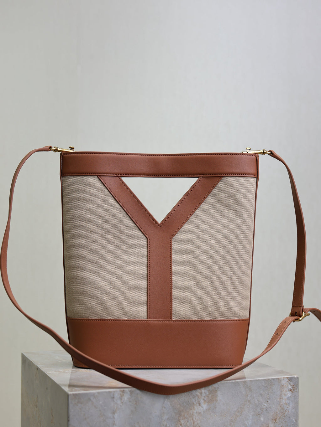 YSL 25S Y SMALL BUCKET 29 IN DESERT DUST AND BRICK CANVAS GOLD HARDWRE