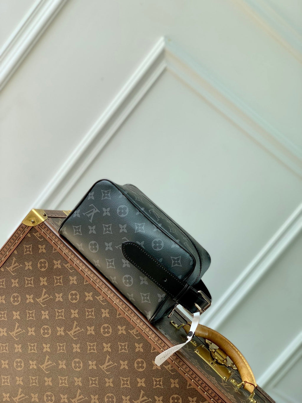 LOUIS VUITTON LOCKER DOPP KIT 23 IN BLACK MONOGRAM ECLIPSE CANVAS