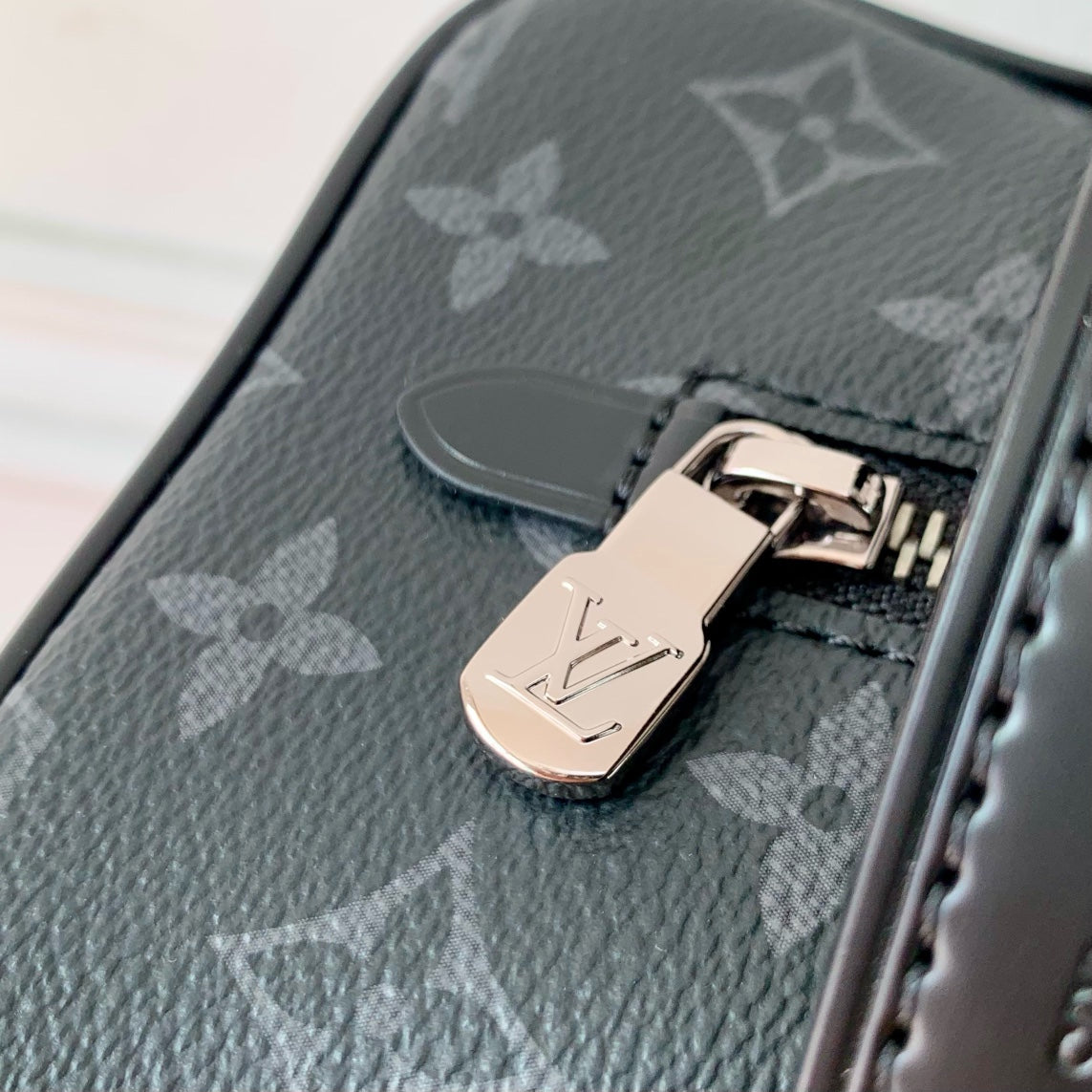 LOUIS VUITTON LOCKER DOPP KIT 23 IN BLACK MONOGRAM ECLIPSE CANVAS