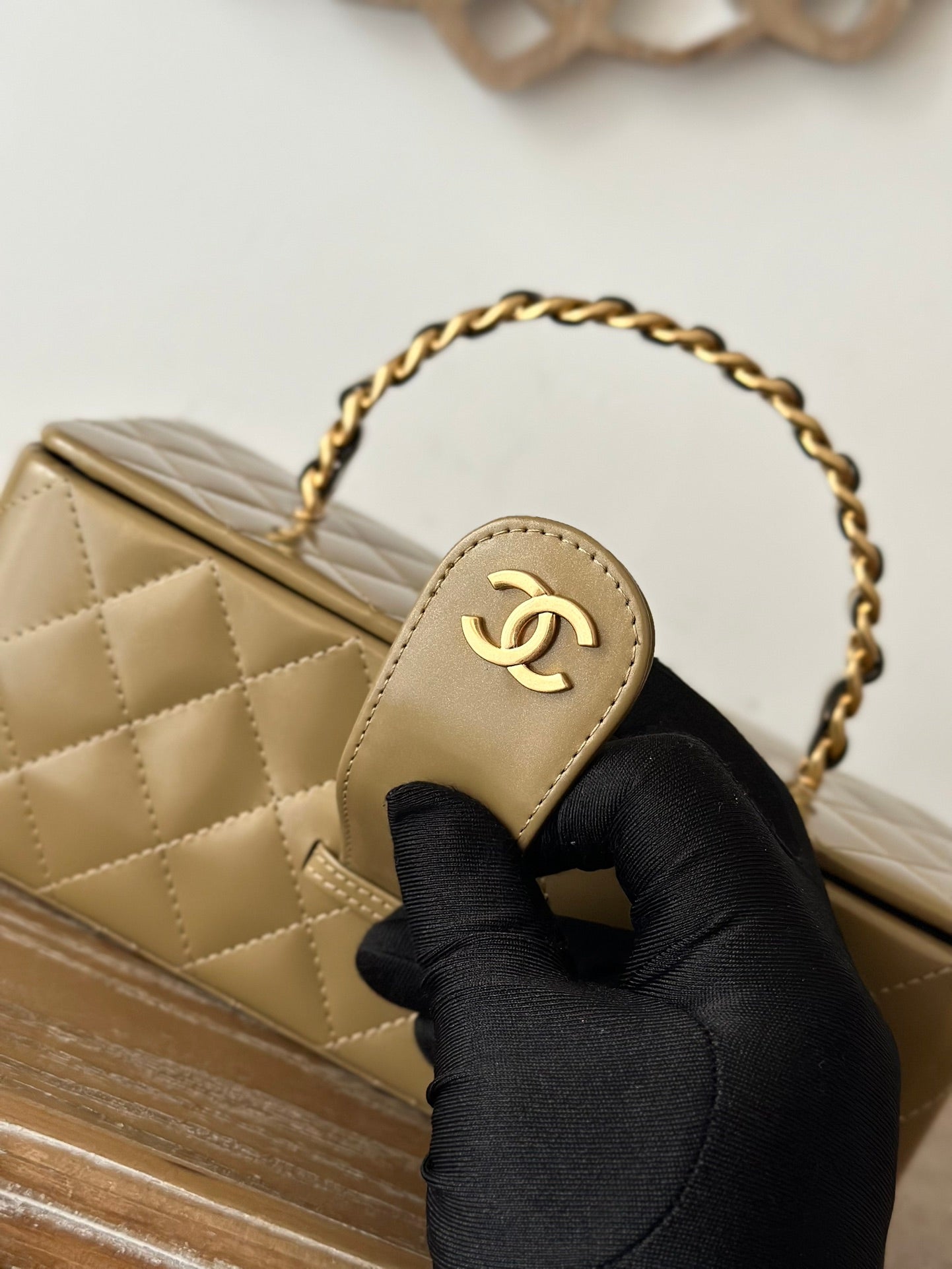 CHANEL VINTAGE COSMETIC BAG 22 IN CAPE PALLISER SHINY CALFSKIN GOLD HARDWARE
