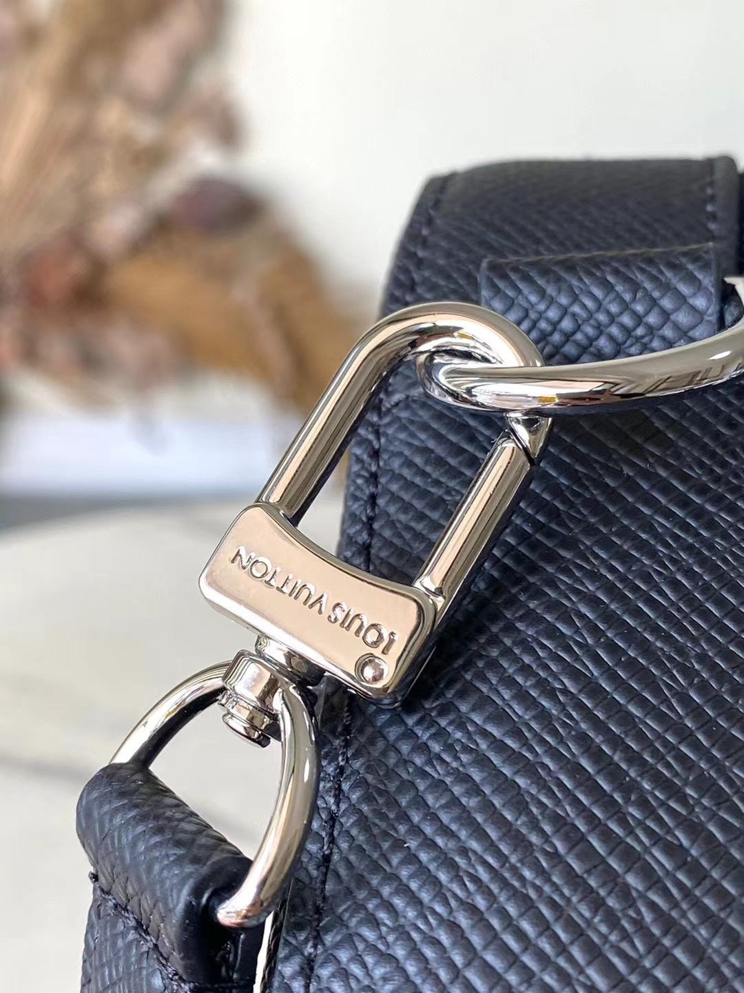 LOUIS VUITTON  AVENUE MESSENGER 22 IN BLACK CALFSKIN