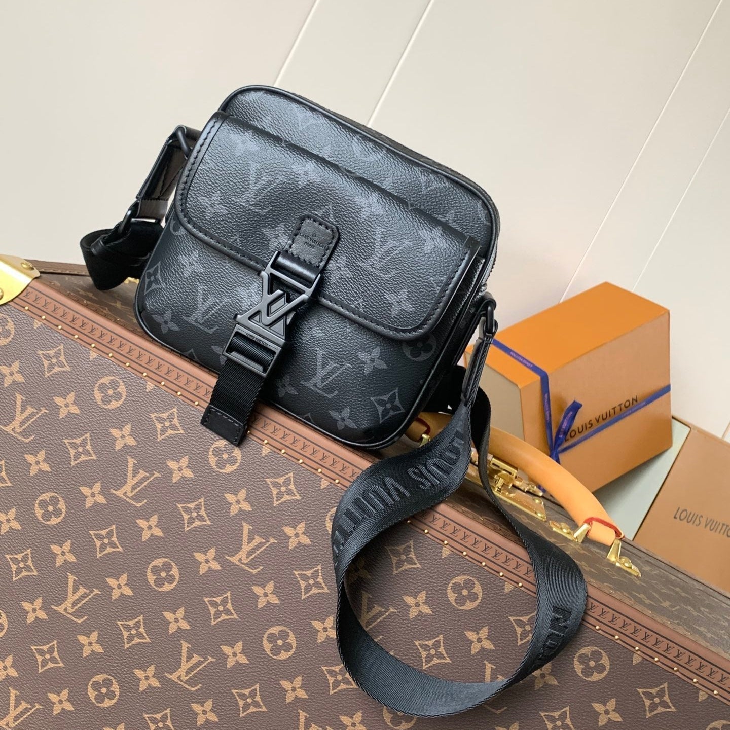 LOUIS VUITTON LV 25S GETAWAY MESSENGER BAG 20 IN BLACK MONOGRAM ECLIPSE CANVAS