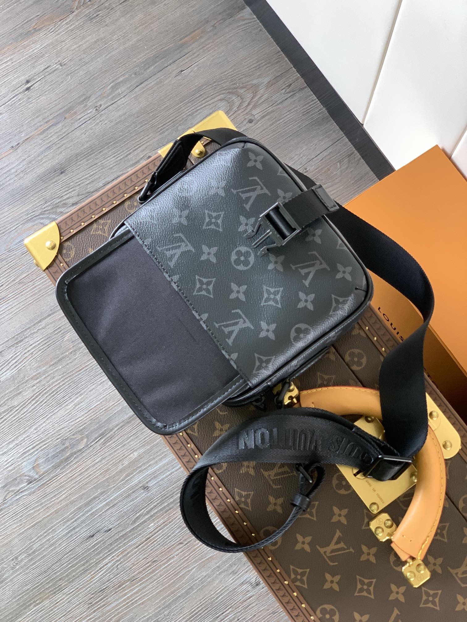LOUIS VUITTON LV 25S GETAWAY MESSENGER BAG 20 IN BLACK MONOGRAM ECLIPSE CANVAS