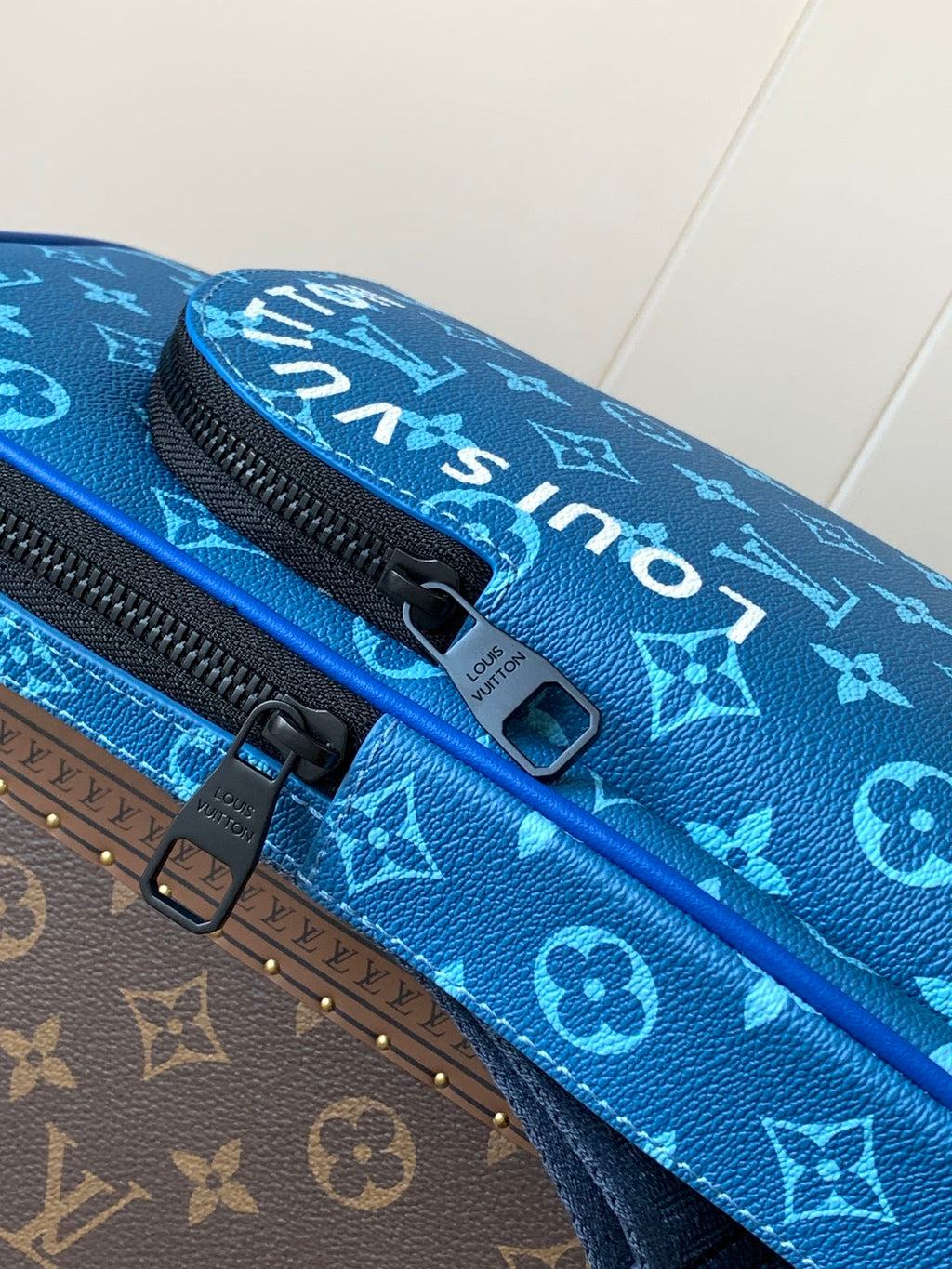 LOUIS VUITTON AVENUE SLINGBAG 31 IN BLUE AND BROWN TAIGA LEATHER