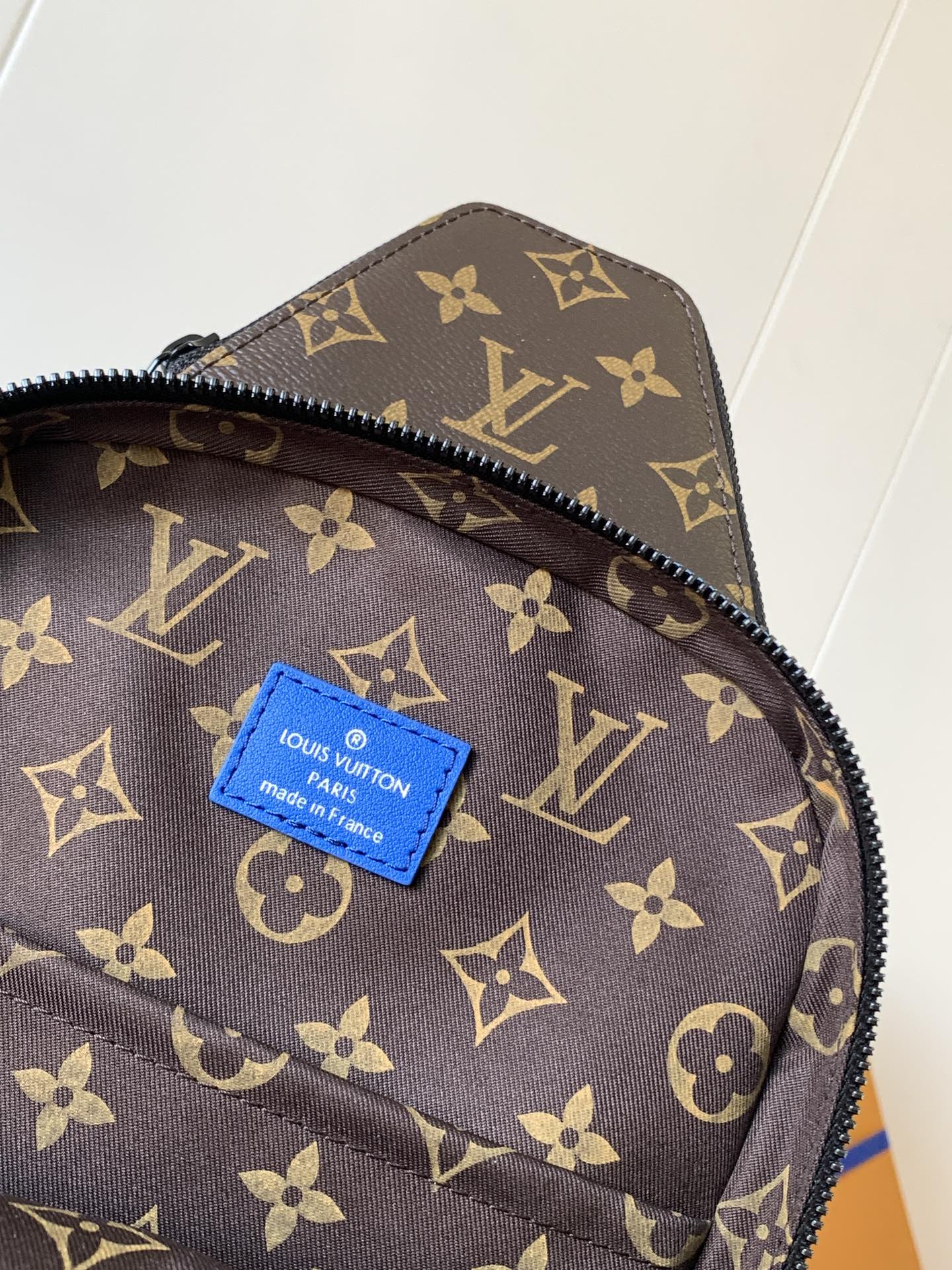 LOUIS VUITTON AVENUE SLINGBAG 31 IN BLUE AND BROWN TAIGA LEATHER