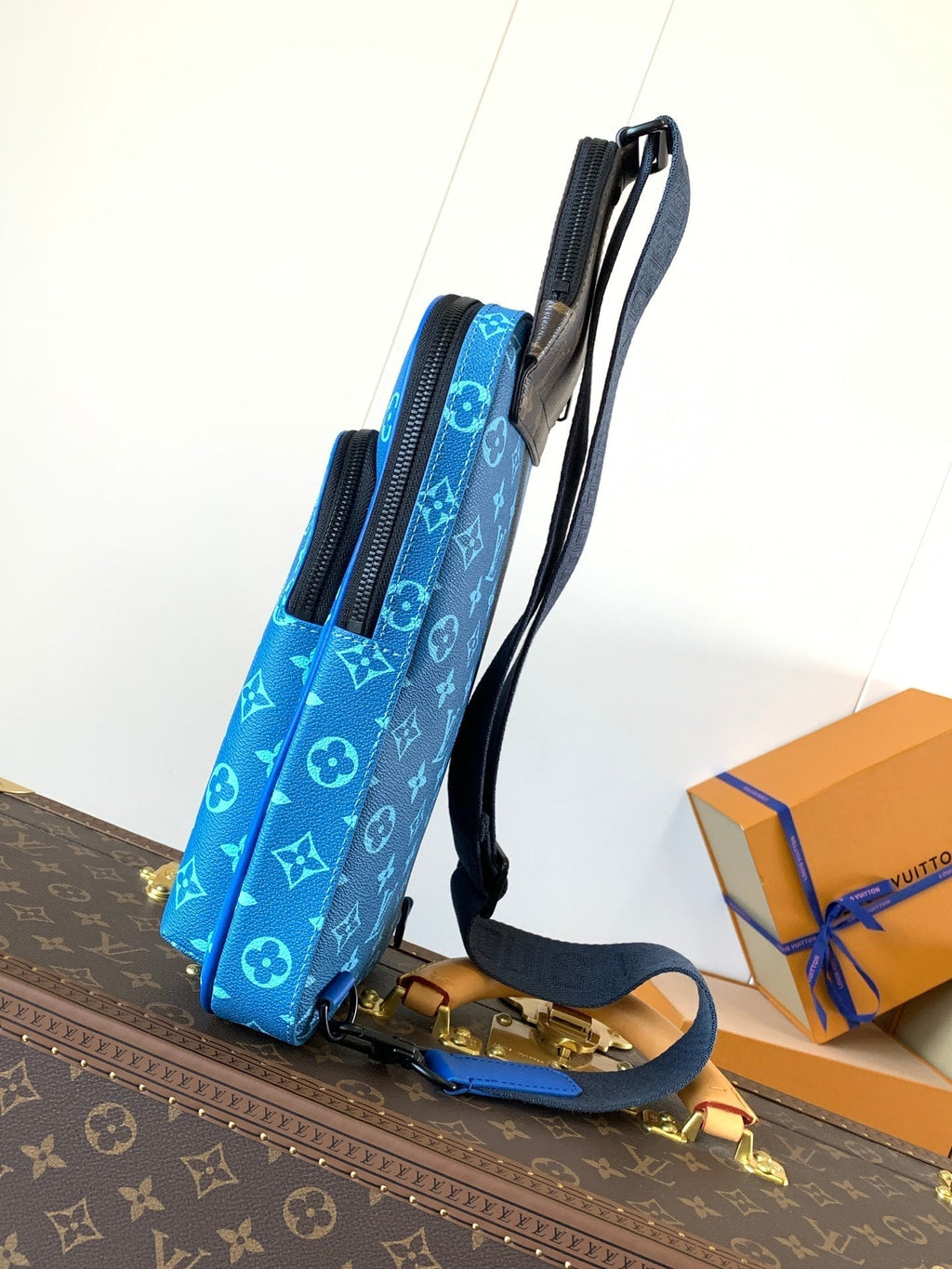 LOUIS VUITTON AVENUE SLINGBAG 31 IN BLUE AND BROWN TAIGA LEATHER