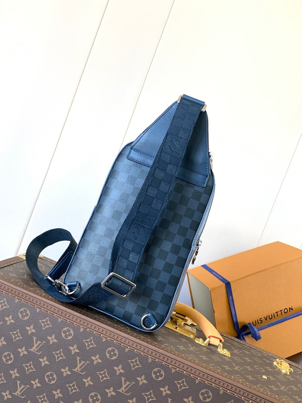 LOUIS VUITTON AVENUE SLINGBAG 31 IN NAVY BLUE TAIGA LEATHER WITH WHITE LOGO PRINTED