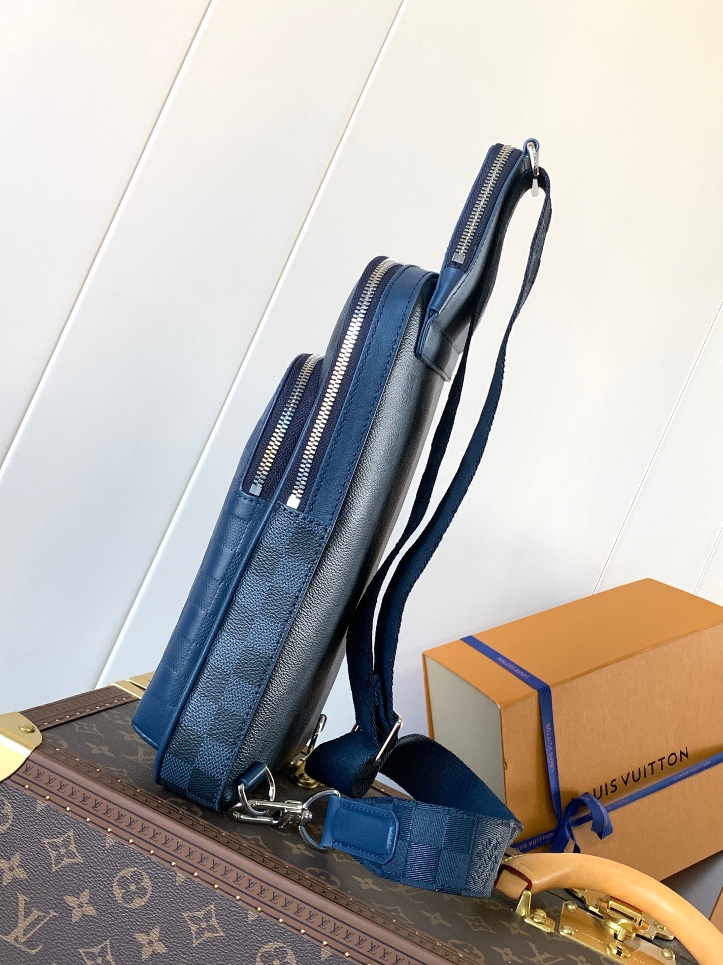 LOUIS VUITTON AVENUE SLINGBAG 31 IN NAVY BLUE TAIGA LEATHER WITH WHITE LOGO PRINTED