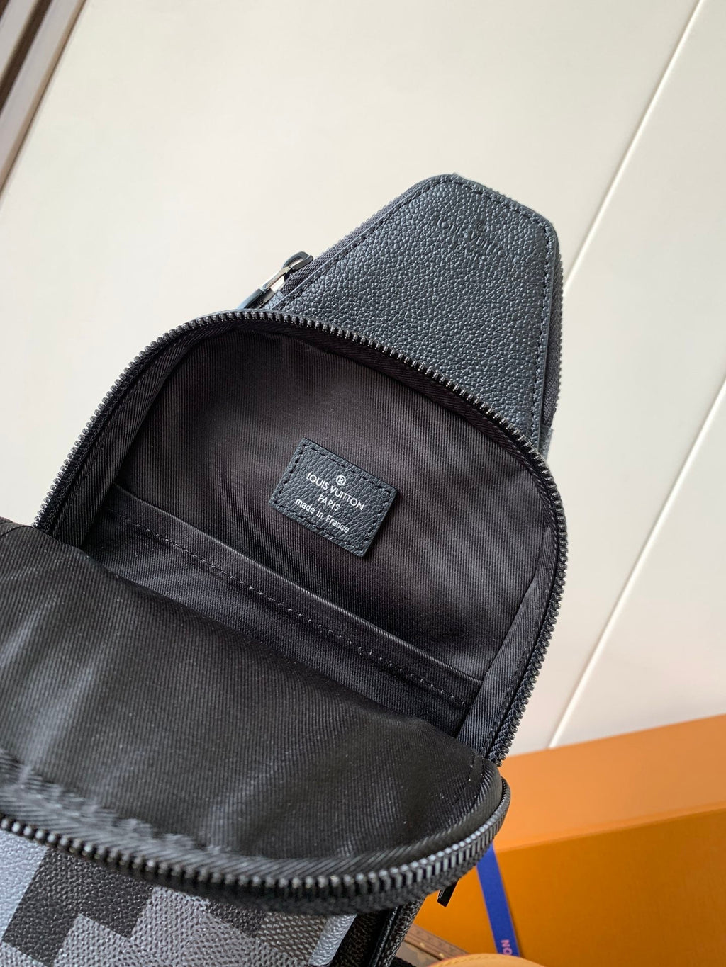 LOUIS VUITTON AVENUE 31 IN BLACK CANVAS CALFSKIN