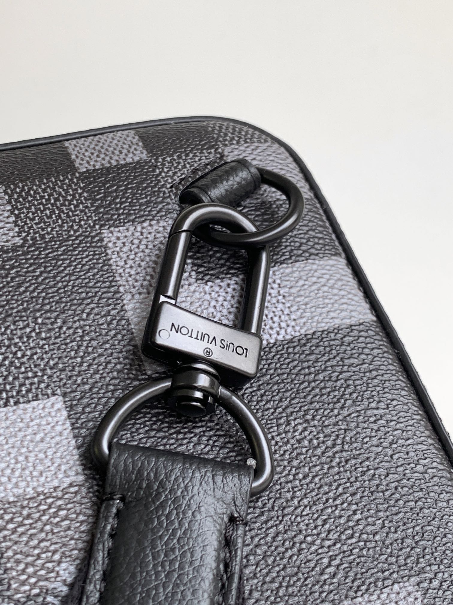 LOUIS VUITTON AVENUE 31 IN BLACK CANVAS CALFSKIN