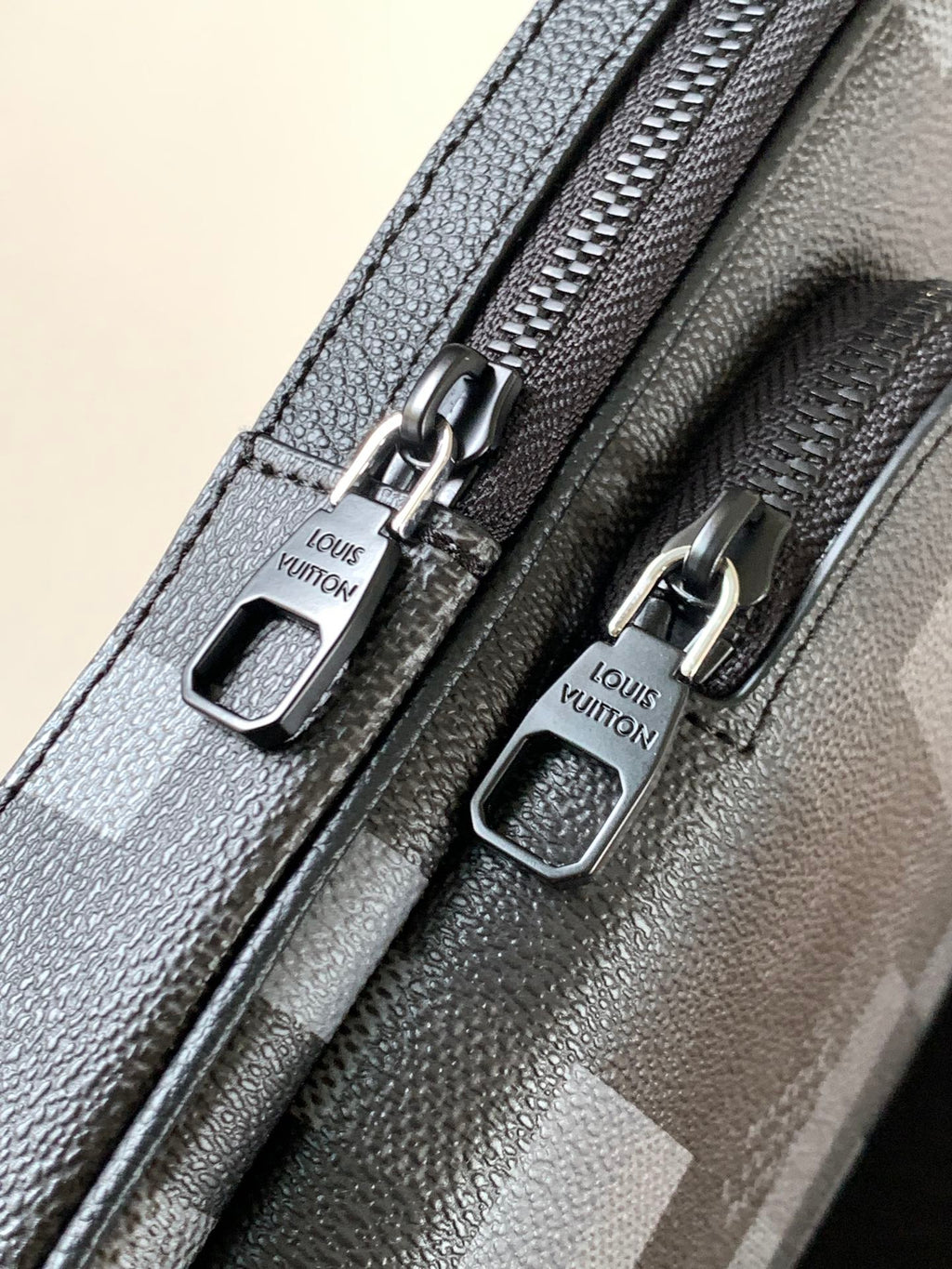 LOUIS VUITTON AVENUE 31 IN BLACK CANVAS CALFSKIN