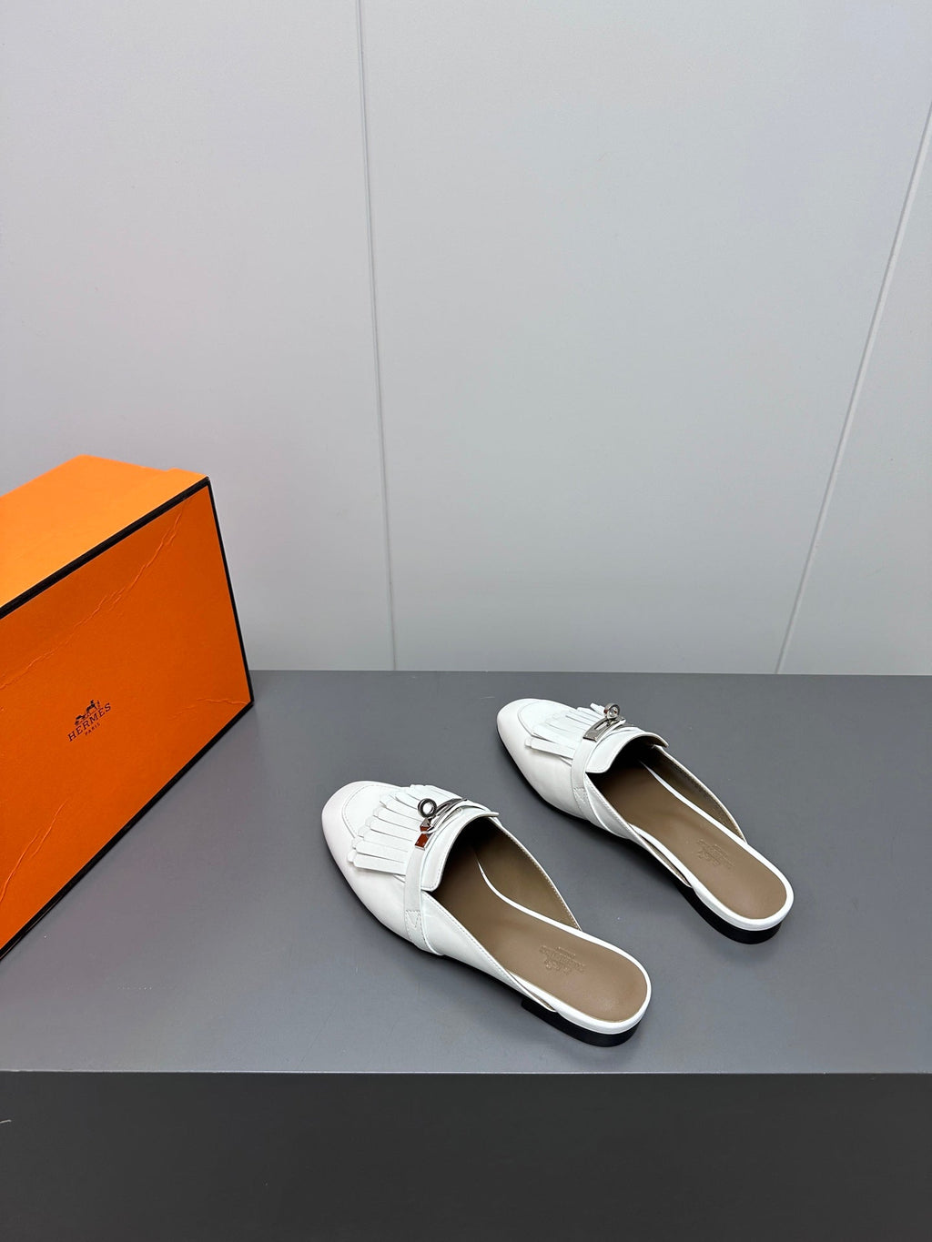 HERMES 0Z MULE IN WHITE LAMBSKIN WITH FRINGE DETAIL