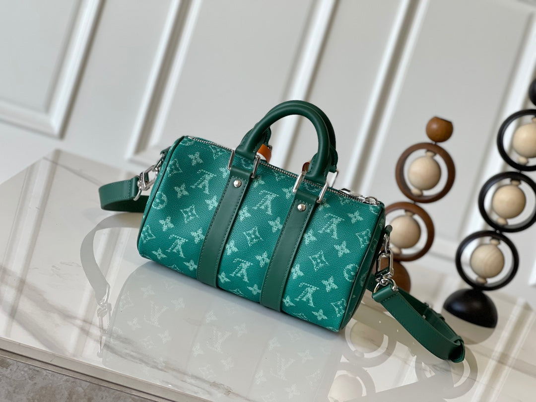LOUIS VUITTON KEEPALL BANDOULIÈRE 25 IN GREEN MONOGRAM HERITAGE CANVAS