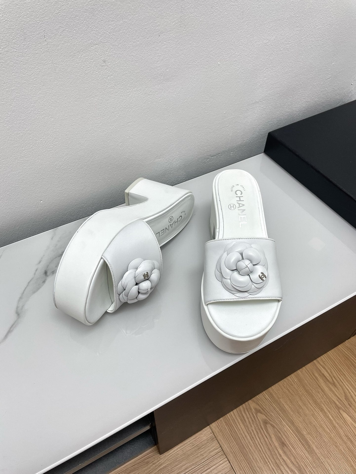 CHANEL WEDGE PLATFORM WHITE LAMBSKIN WITH FLOWER