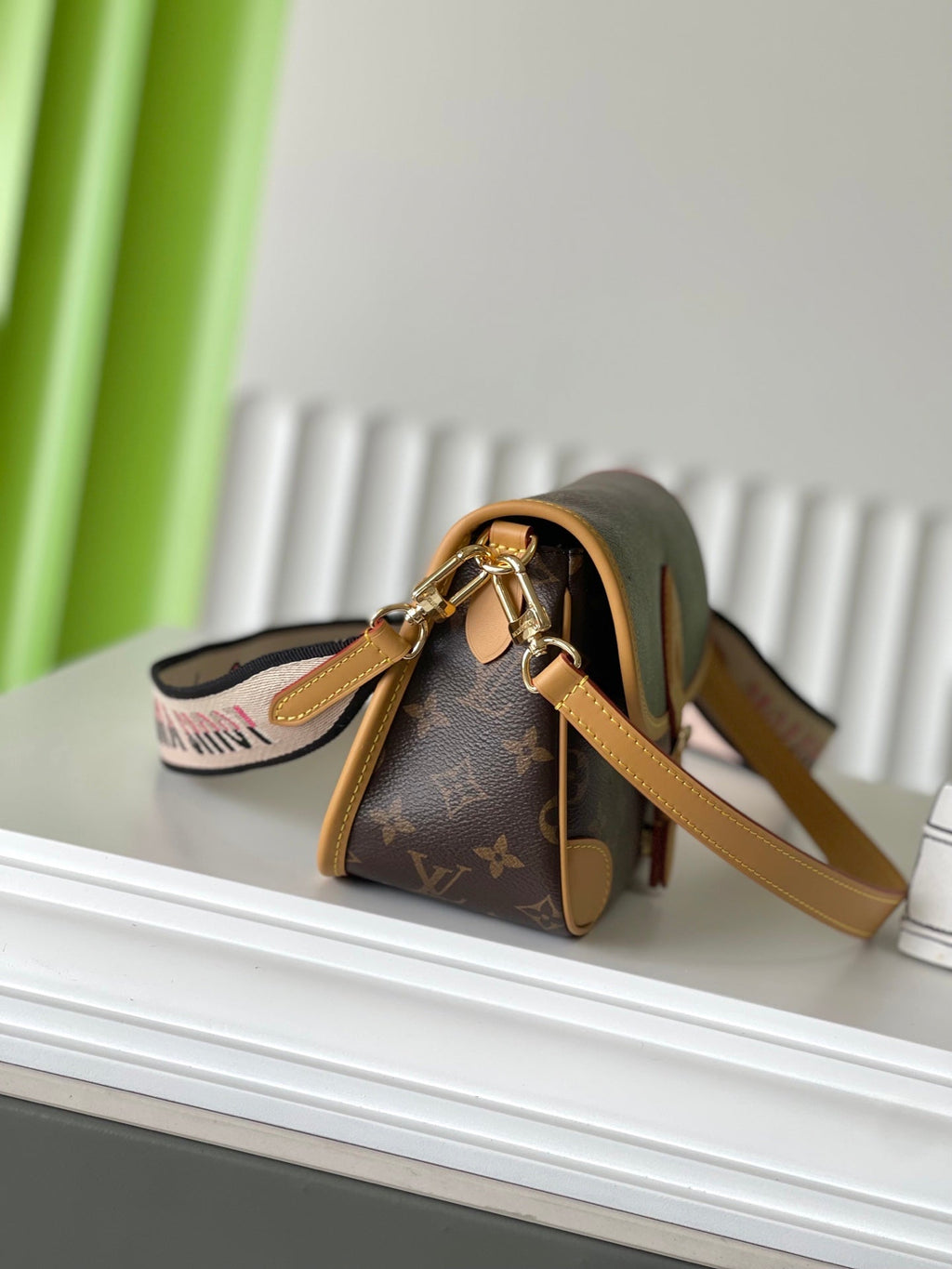 LOUIS VUITTON DIANE 25 IN BROWN MONOGRAM CANVAS TANNED COWHIDE