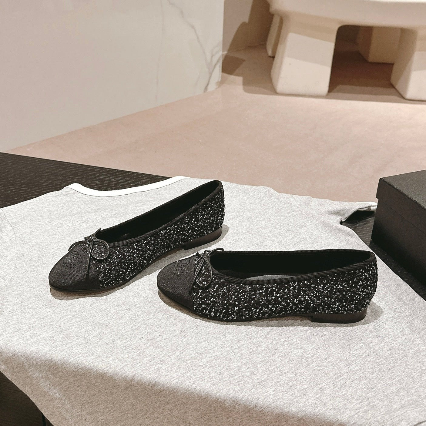 CHANEL BALLET FLATS IN BLACK MIX WHITE TWEED AND SATIN