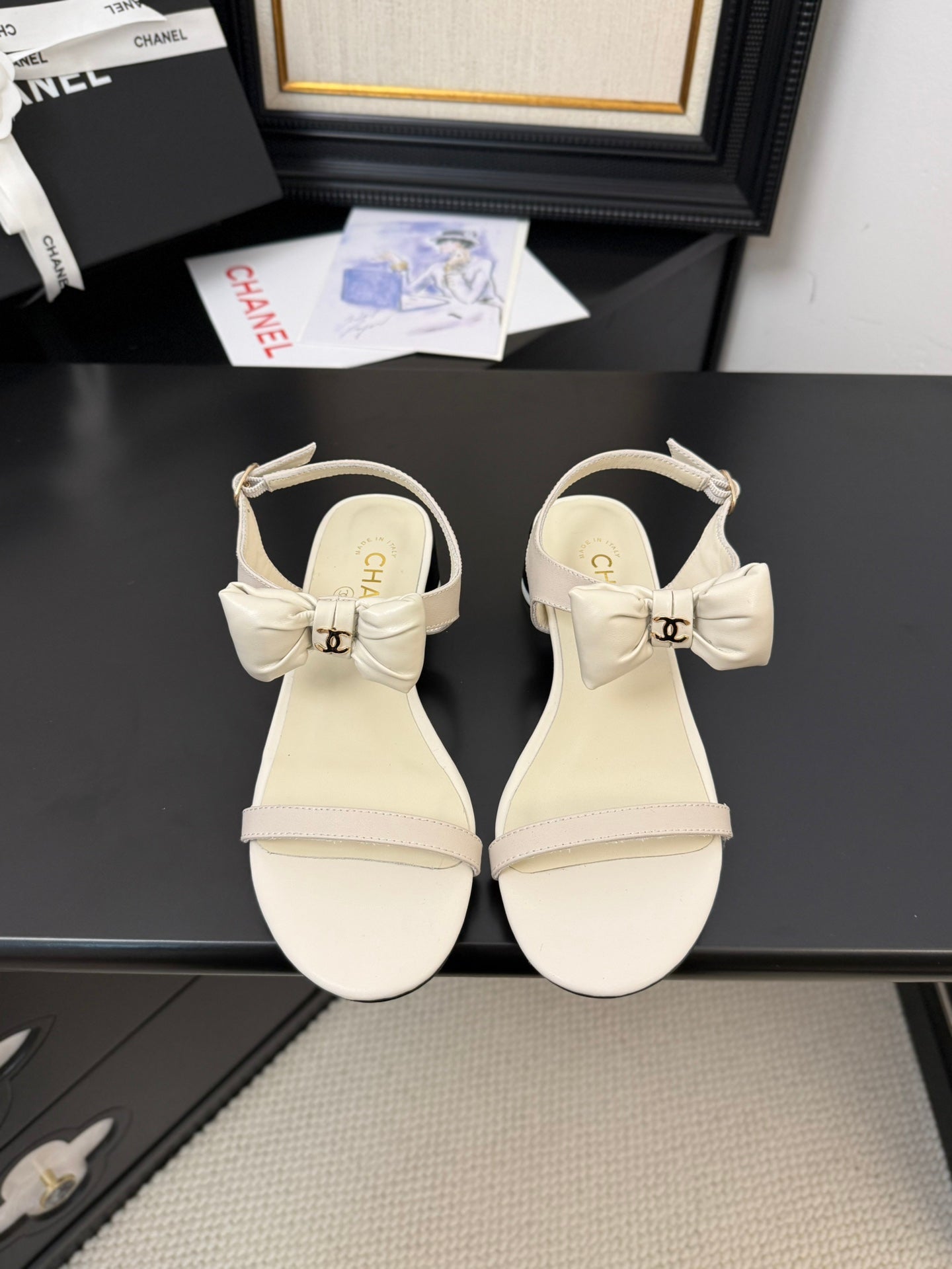 CHANEL FLAT SANDALS 5 MM IN WHITE CREAM CALFSKIN