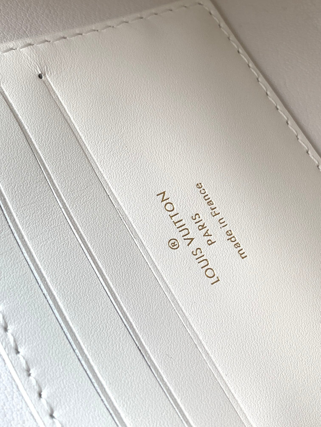 LOUIS VUITTON WALLET ON CHAIN CAPUCINES 23 IN WHITE SMOOTH CALFSKIN GOLD HARDWARE
