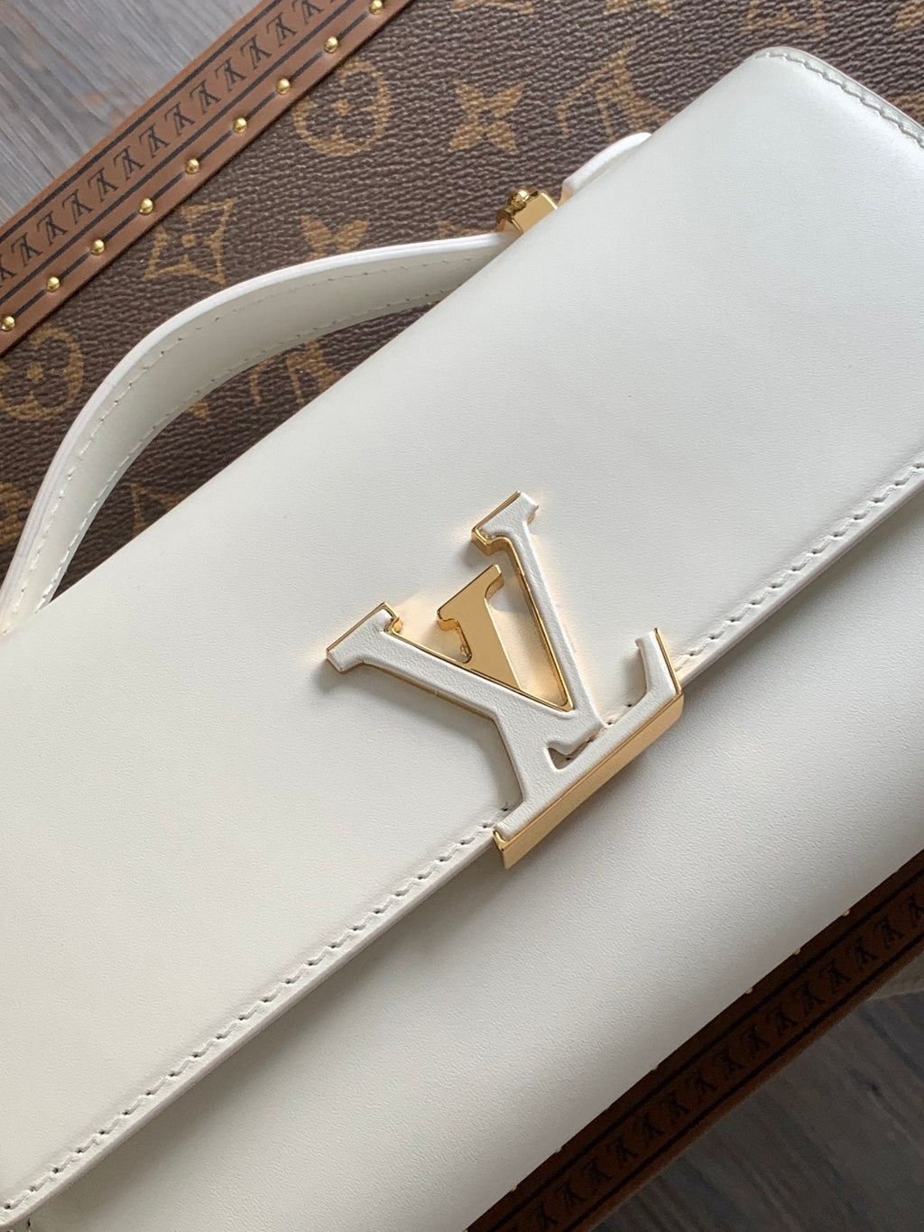 LOUIS VUITTON WALLET ON CHAIN CAPUCINES 23 IN WHITE SMOOTH CALFSKIN GOLD HARDWARE