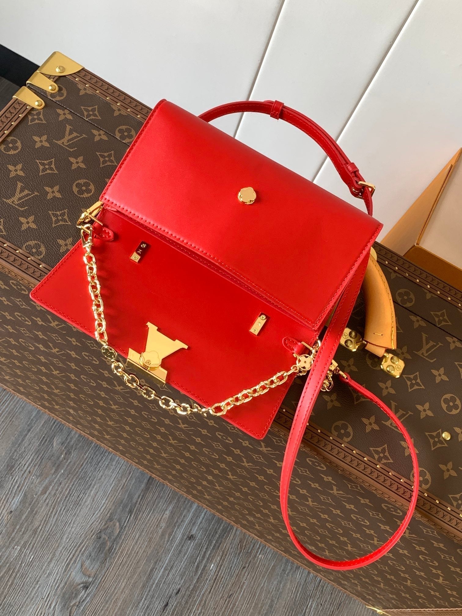 LOUIS VUITTON WALLET ON CHAIN CAPUCINES 23 IN RED SMOOTH CALFSKIN GOLD HARDWARE