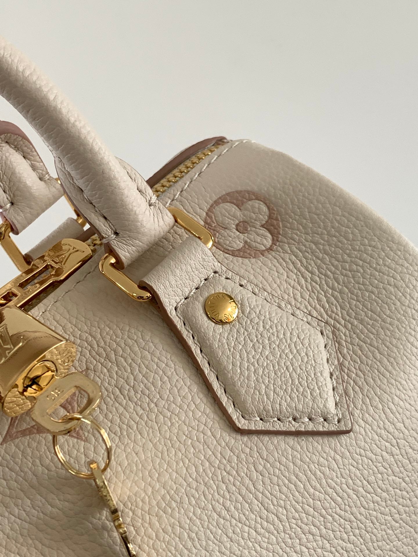 LOUIS VUITTON SPEEDY BANDOULIÈRE 21 IN WHITE AND PINK MONOGRAM CANVAS