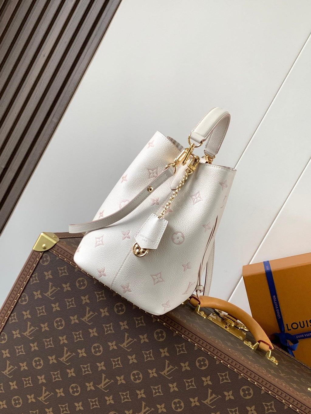LOUIS VUITTON NÉONOÉ 26 IN WHITE AND PINK MONOGRAM CANVAS