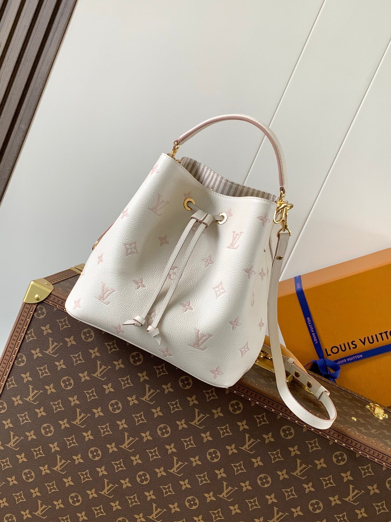 LOUIS VUITTON NÉONOÉ 26 IN WHITE AND PINK MONOGRAM CANVAS