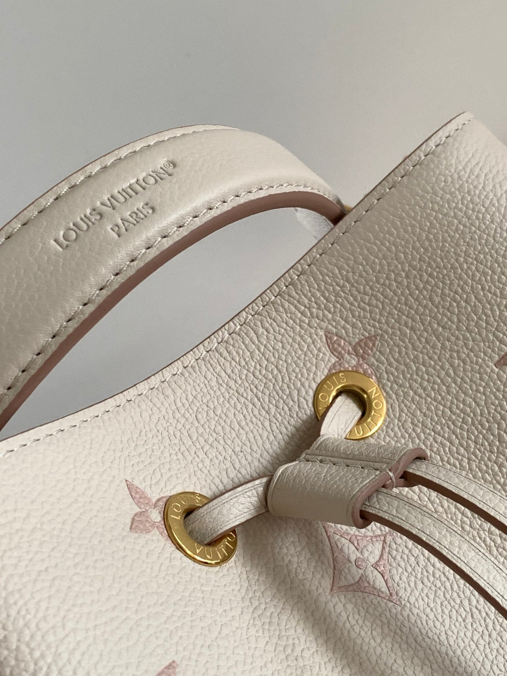 LOUIS VUITTON NÉONOÉ 26 IN WHITE AND PINK MONOGRAM CANVAS