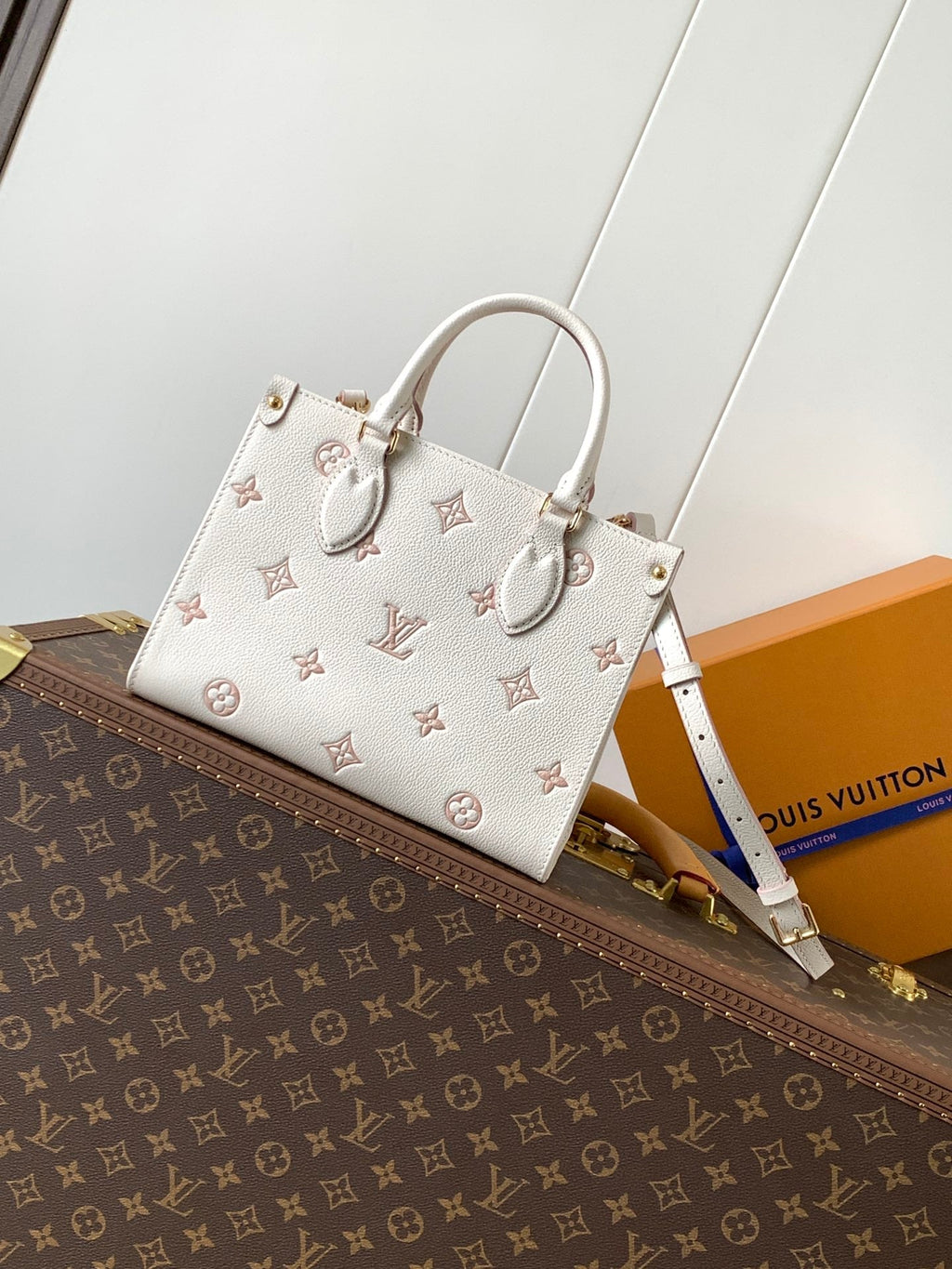 LOUIS VUITTON ONTHEGO 25 IN WHITE AND PINK MONOGRAM CALFSKIN