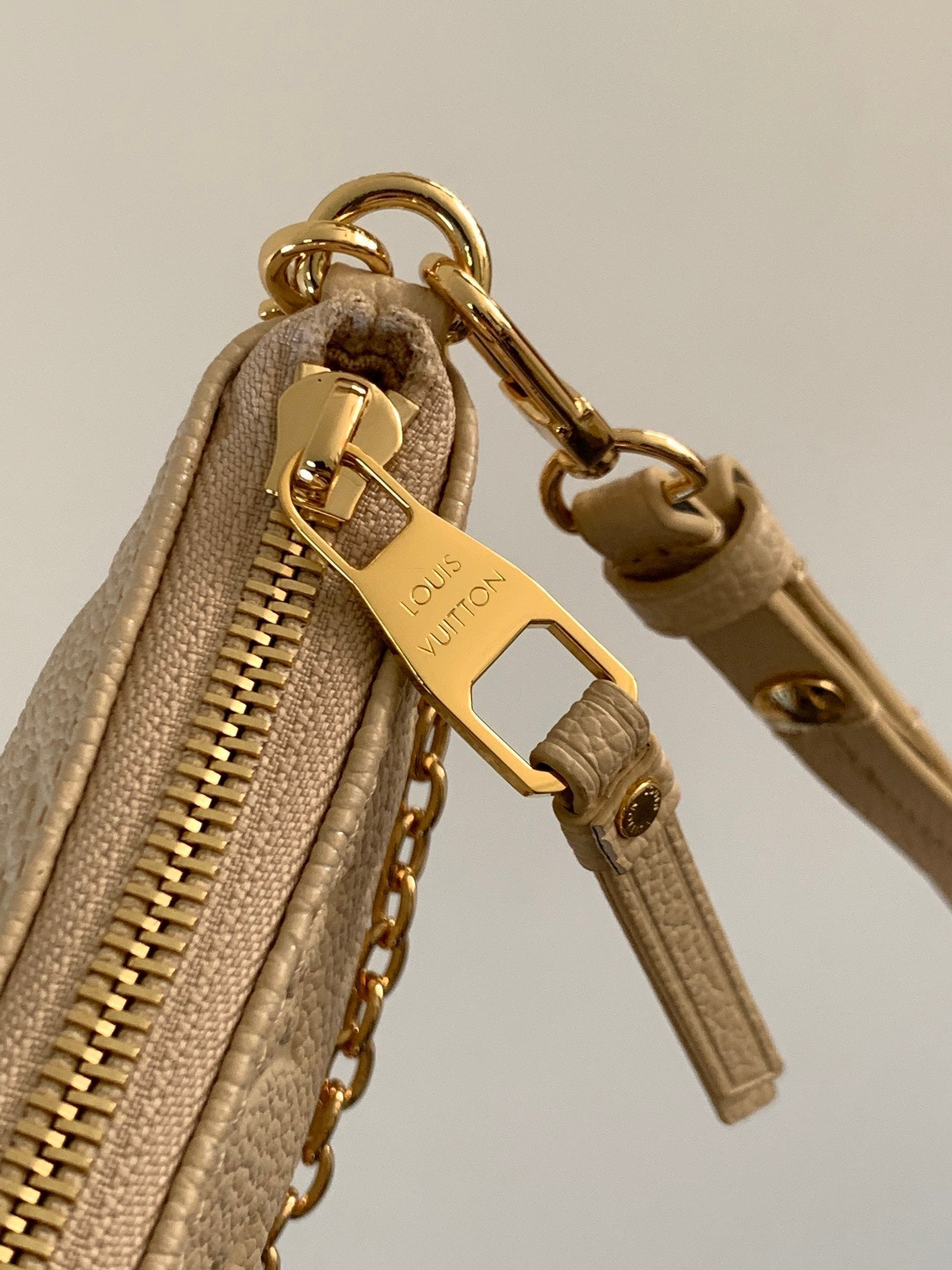 LOUIS VUITTON EASY POUCH ON STRAP 19 IN BEIGE MONOGRAM EMPREINTE LEATHER