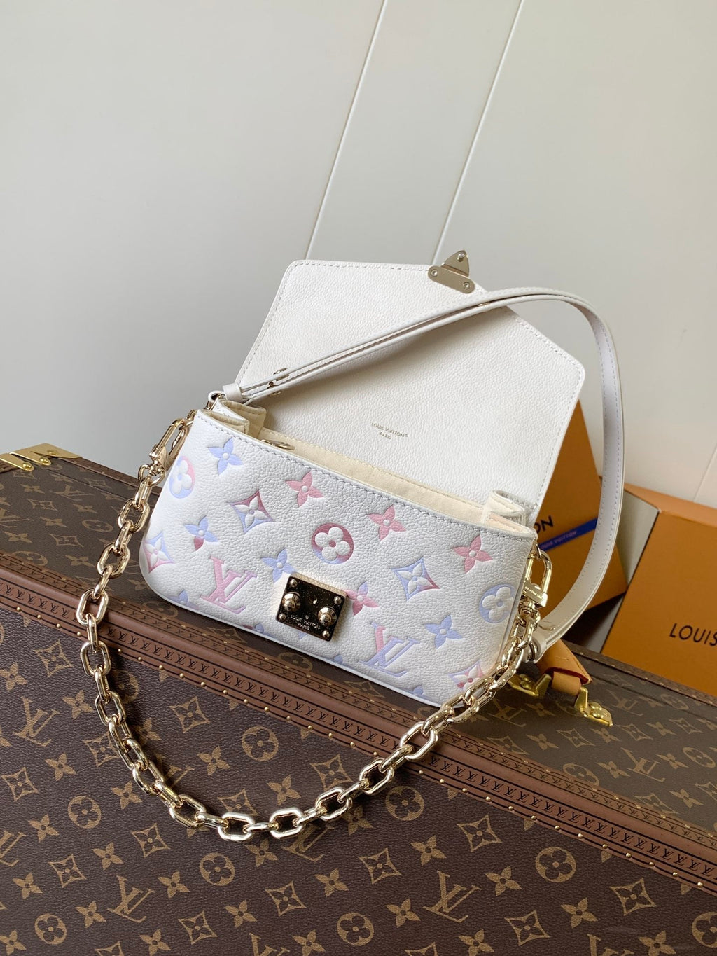 LOUIS VUITTON LV 25S EAST WEST POCHETTE MÉTIS BAG 21 IN BEIGE DREAM EMBOSSED TEXTURED CALFSKIN