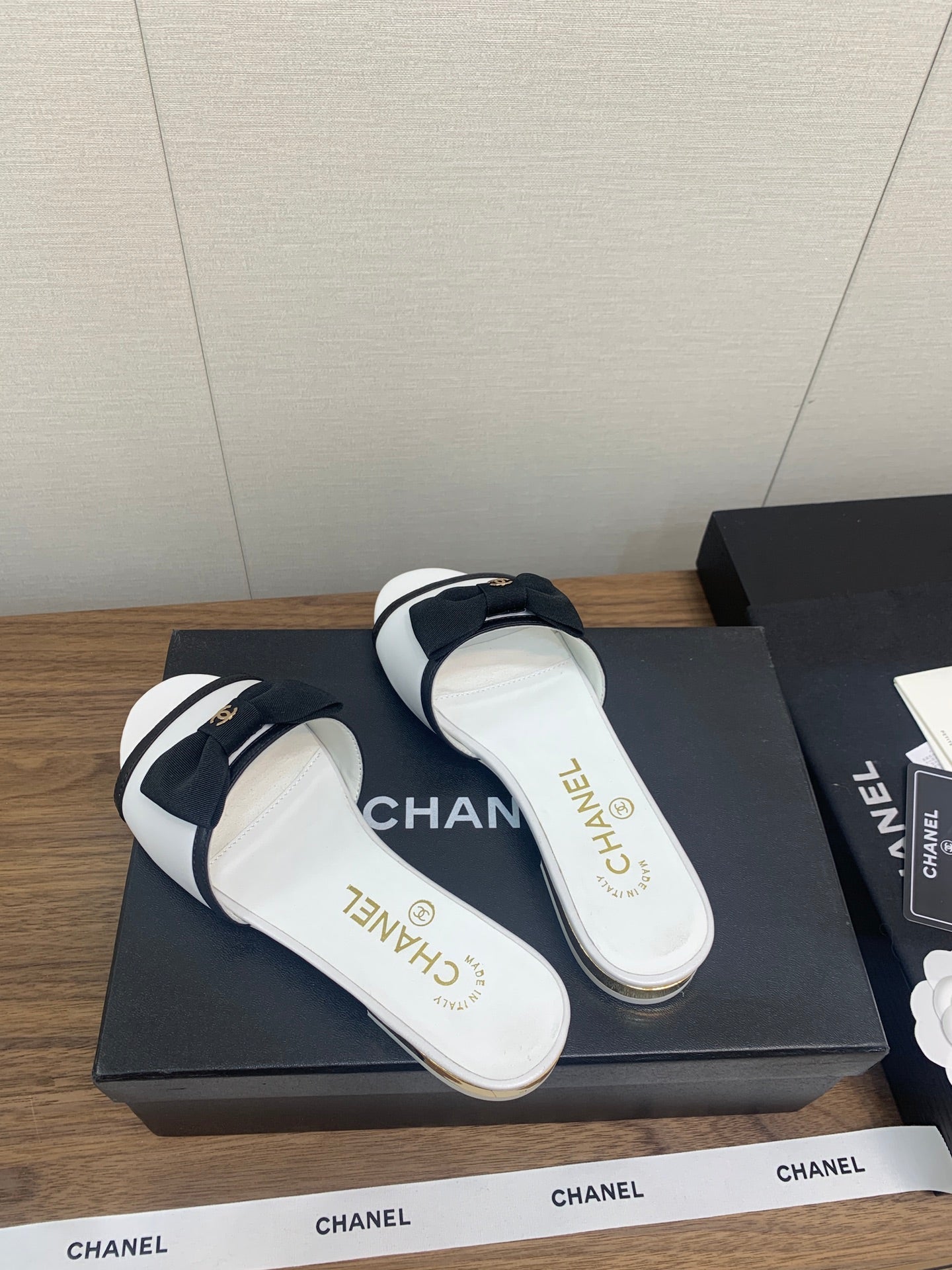 CHANEL BOW SLIPPERS IN WHITE LAMBSKIN
