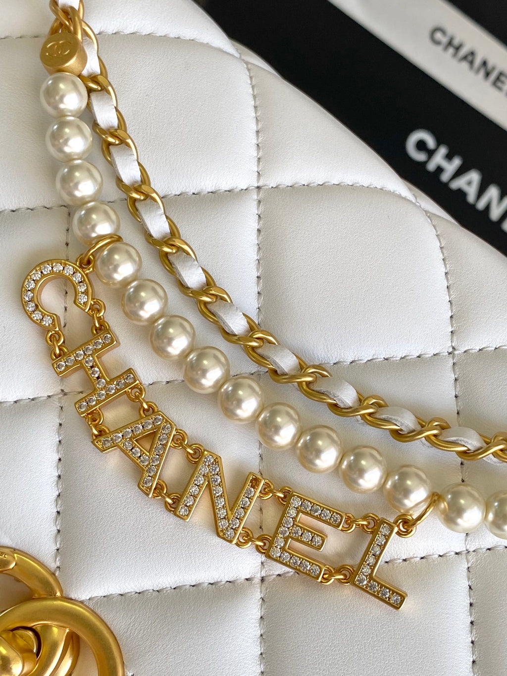 CHANEL MEDIUM 22 FLAP BAG IN WHITE LAMBSKIN GOLD HARDWARE