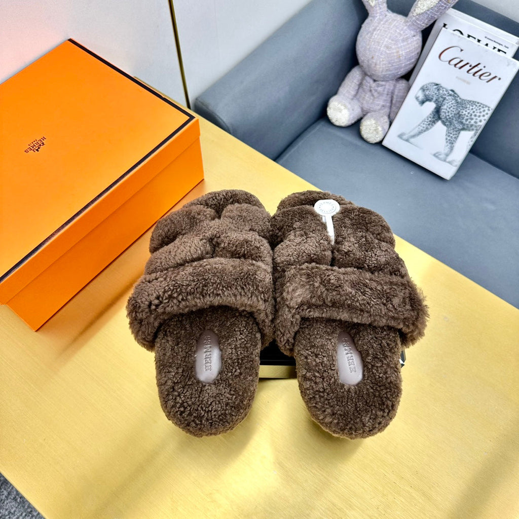 HERMES CHYPRE SANDAL IN WALNUT BROWN SHEARLING