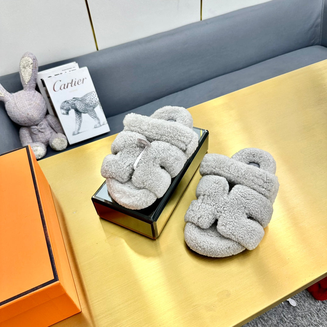 HERMES CHYPRE SANDAL IN PALE GRAY SHEARLING