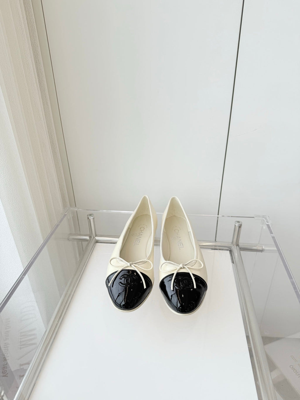 CHANEL BALLET FLAT IN WHITE MIX BLACK CALFSKIN