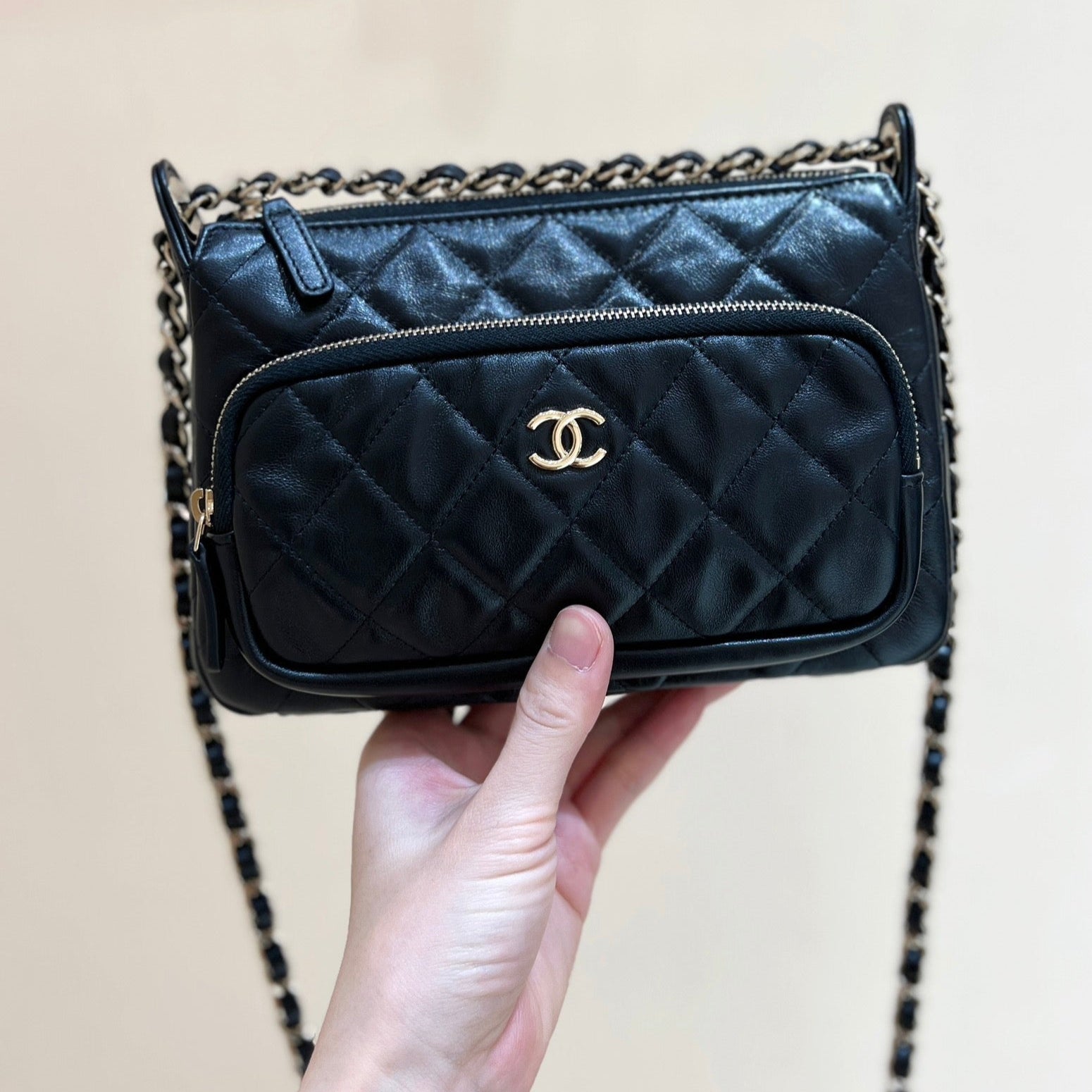 CHANEL QUILTED SHOULDER BAG 21 IN BLACK LAMBSKIN WITH GOLD METALLIC