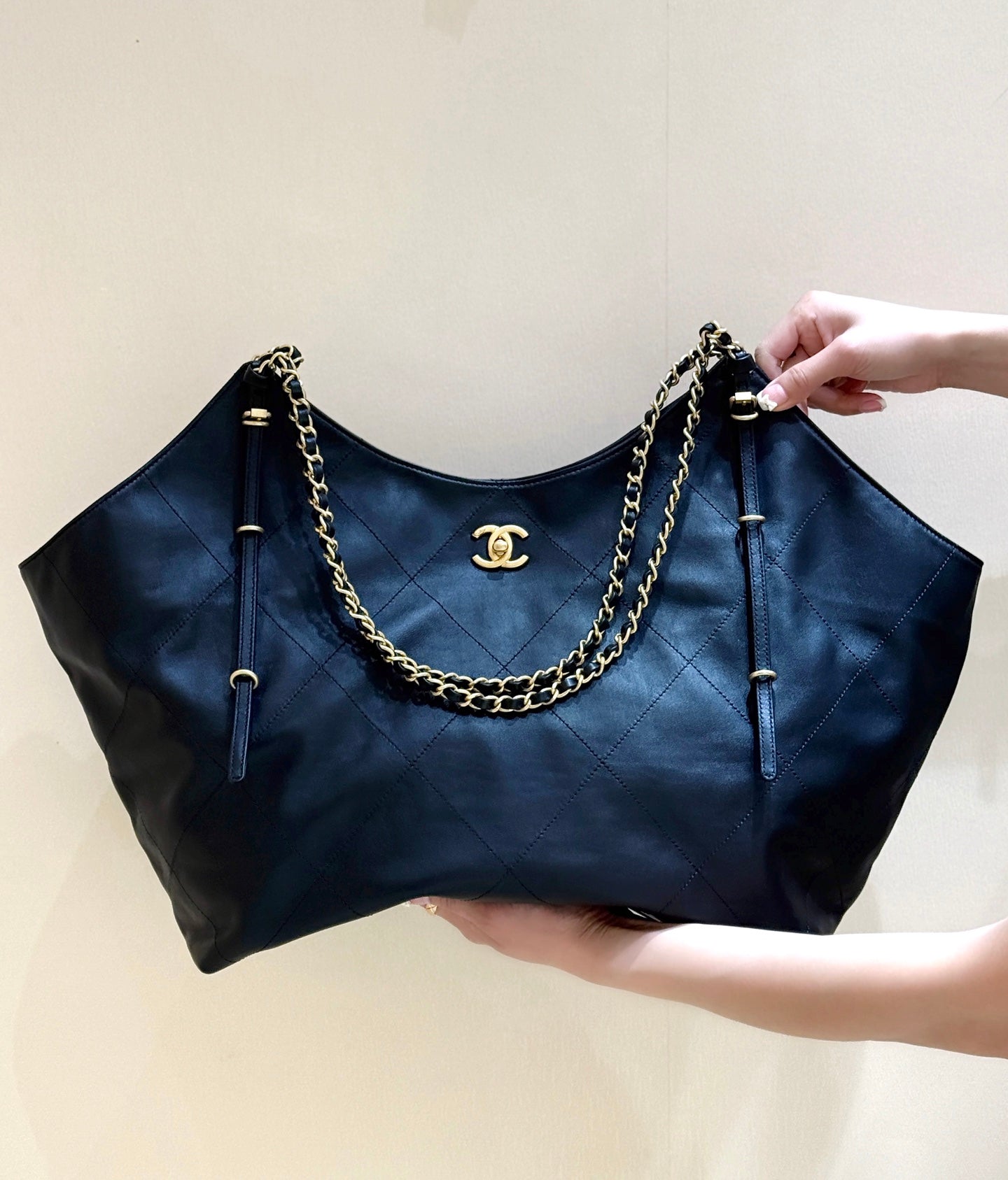 CHANEL LARGE MAXI SHOPPING BAG 59 IN BLACK CALFSKIN GOLD-TONE METAL