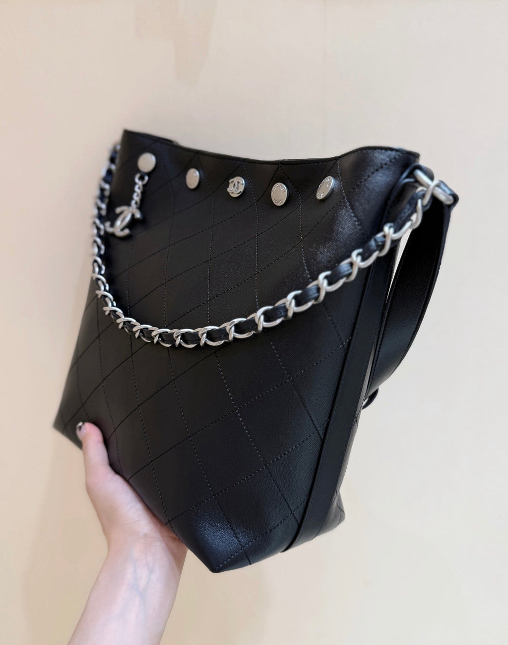 CHANEL 25S LARGE BUCKET BAG 31 IN BLACK SHINY LAMBSKIN SILVER HARDWARE