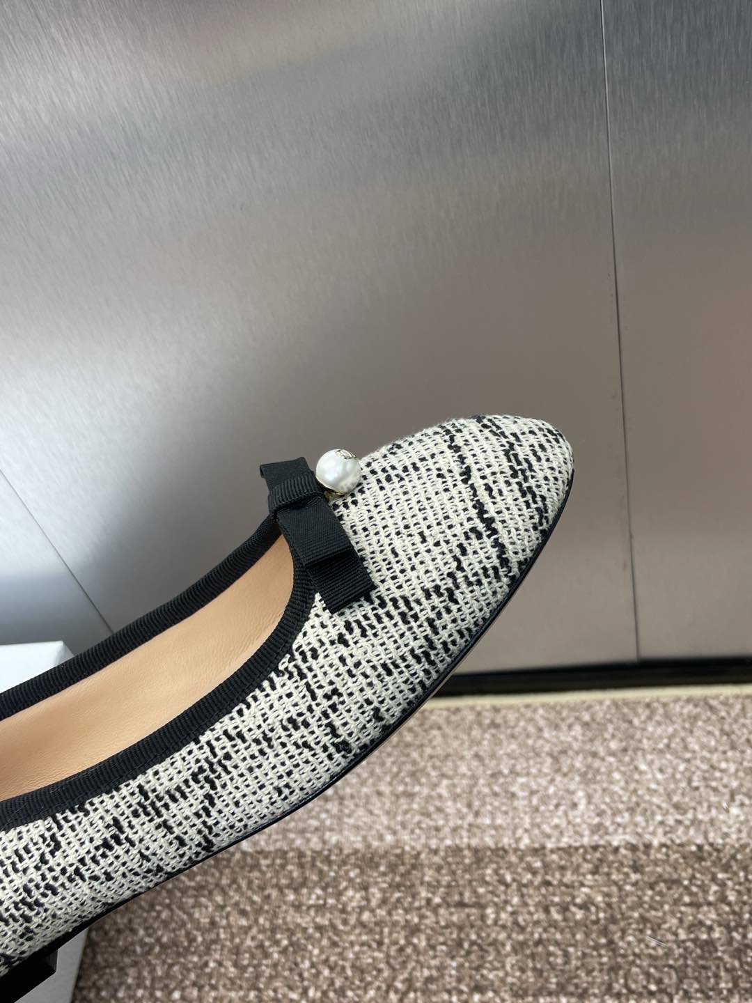 DIOR BALLET FLAT IN WHITE MIX BLACK EMBROIDERED CANNAGE TWEED